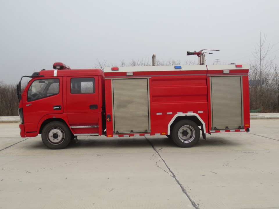 東風(fēng)大卡泡沫消防車（5噸）圖片