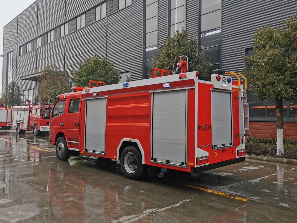 東風(fēng)大卡泡沫消防車（5噸）圖片